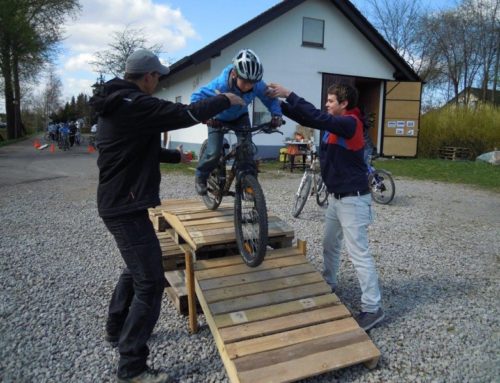 Radfahrerverein baut mit Kindern einen Radparcours